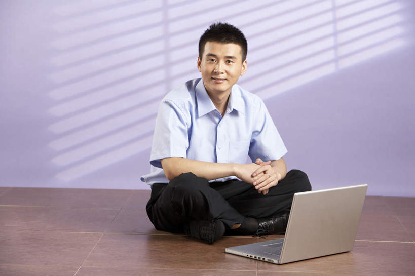 一个人,坐,微笑,横图,俯视,留白,正面,自由,信心,笔记本电脑,互联网,技术,北京,中国,亚洲,小贩,裤子,看,休闲,放松,摄影,舒适,盲人,无忧无虑,计算机,年轻男性,中国人,年轻人,彩图,高角度拍摄,欢乐,办公室职员