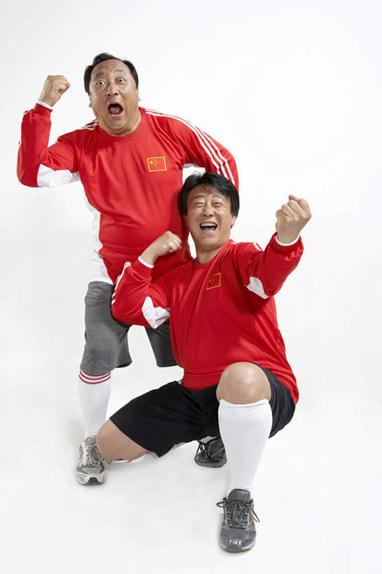 东方人,成年人,中年人,老年人,两个人,站,蹲,举,笑,微笑,露齿笑,竖图,留白,白色背景,正面,运动服,运动鞋,快乐,满意,兴奋,友谊,热情,骄傲,成功,运动,橄榄球,国旗,亚洲,连接,欢呼,瓷器,T恤,大喊,拿着,袜子,刺激,红色,白色,社区,看,手势,托,休闲,放松,凝视,生活方式,惊奇,幽默,支撑,专心,酷,享乐,愉悦,成就,中国文化,出示,荣誉,东亚,队服,爱国主义,北京市,快活,欢愉,康乐,神迹,贡献,能力,团结,信任,老年男性,男人,男性,中年男性,亚洲人,中国人,拳头,休闲活动,举起,举手,举着,向上举,向上伸,向上托,彩图,影棚拍摄,高兴,打手势,精力,空头支票,苦尽甘来,性格