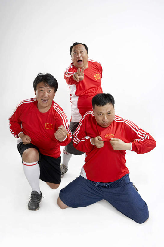 东方人,成年人,中年人,老年人,三个人,站,蹲,举,笑,微笑,露齿笑,竖图,留白,白色背景,正面,运动服,运动鞋,快乐,满意,兴奋,友谊,热情,骄傲,成功,运动,橄榄球,国旗,亚洲,连接,欢呼,瓷器,T恤,大喊,拿着,袜子,刺激,红色,白色,社区,看,手势,托,休闲,放松,搭,凝视,生活方式,惊奇,幽默,支撑,专心,酷,享乐,愉悦,成就,搭着,近景,中国文化,出示,和平,荣誉,东亚,队服,爱国主义,北京市,快活,欢愉,康乐,神迹,贡献,能力,团结,信任,老年男性,男人,男性,中年男性,亚洲人,中国人,拳头,休闲活动,跪着,举起,举手,举着,向上举,向上伸,向上托,拥抱,彩图,影棚拍摄,高兴,打手势,精力,挨着,空头支票,苦尽甘来,性格