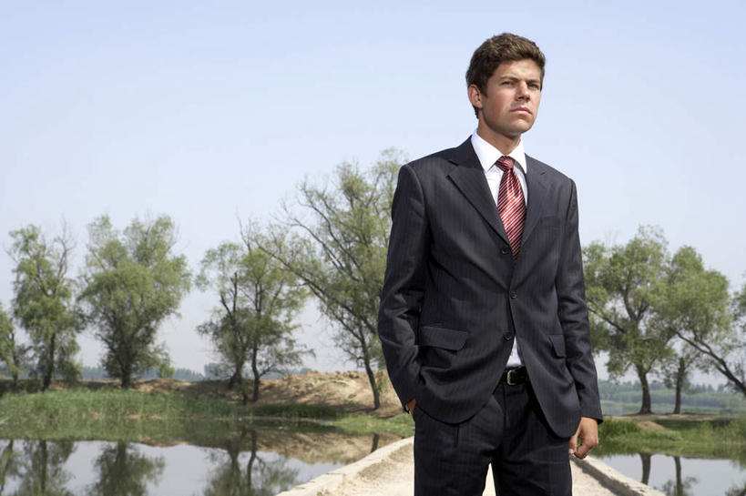 成年人,一个人,两个人,商务人士,商务男性,站,横图,室外,白天,留白,正面,衬衫,度假,商务,满意,成功,信心,湖,河流,森林,日光,亚洲,仅一个男性,仅一个人,捆扎,套装,正装,瓷器,眼镜,桥,郊区,拿着,干净,树,仅一个年轻男性,绿色,自然,夏天,职业,休闲,概念,思考,放松,同意,想,保护,支撑,环境,专心,领导,享乐,清新,近景,决心,出示,商务装,工薪阶层,东亚,纯净,环境保护,万里无云,北京市,把握,男人,男性,年轻男性,年轻人,白领,上班族,彩图,衬衣,精力,白色人种,空头支票,苦尽甘来,掌控