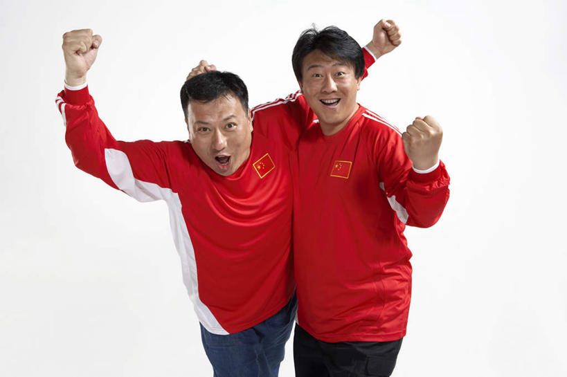 东方人,成年人,中年人,老年人,两个人,站,举,笑,微笑,露齿笑,横图,竖图,留白,白色背景,正面,运动服,快乐,满意,兴奋,友谊,热情,骄傲,成功,运动,橄榄球,国旗,亚洲,连接,欢呼,并排,瓷器,T恤,大喊,拿着,刺激,红色,白色,社区,看,手势,托,休闲,放松,搭,凝视,生活方式,惊奇,幽默,支撑,专心,酷,享乐,愉悦,成就,搭着,近景,中国文化,出示,荣誉,东亚,队服,爱国主义,北京市,快活,欢愉,康乐,贡献,能力,团结,信任,老年男性,男人,男性,中年男性,亚洲人,中国人,拳头,休闲活动,举起,举手,举着,向上举,向上伸,向上托,拥抱,彩图,影棚拍摄,高兴,打手势,精力,挨着,空头支票,苦尽甘来,性格