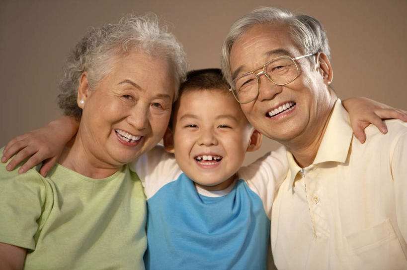老年人,头发,三个人,家庭,丈夫,妻子,祖父母,祖母,祖父,坐,笑,微笑,横图,俯视,室内,正面,幸福,纯洁,北京,中国,亚洲,眼镜,T恤,看,放松,可爱,童年,童趣,凝视,摄影,生长,专心,起居室,简单,愉悦,关爱,清新,播放,肖像,护理人员,童真,烂漫,无邪,异性恋,无忧无虑,天真,老年男性,老年女性,男孩,男人,男性,女人,女性,中国人,孙子,半身,高角度拍摄,爱,欢乐