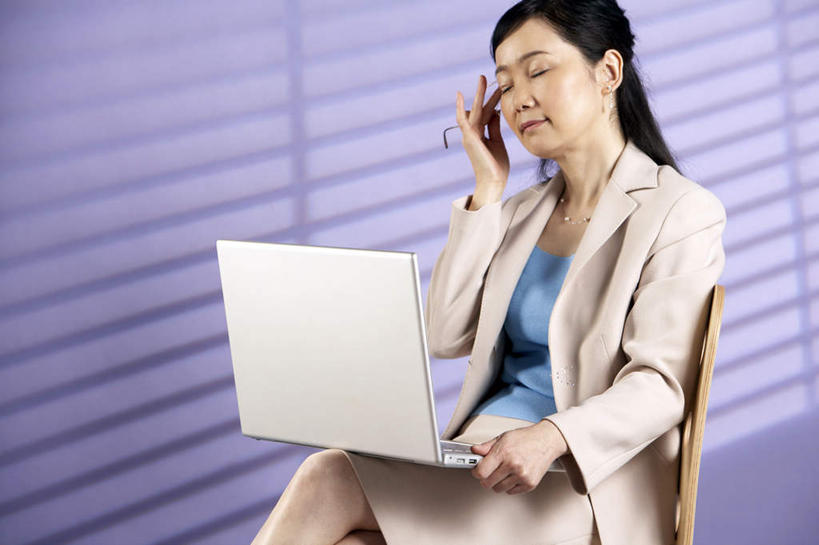 老年人,一个人,坐,横图,俯视,留白,侧面,裙子,按摩,笔记本电脑,互联网,技术,项链,椅子,北京,中国,亚洲,小贩,眼镜,T恤,轮胎,休息,放松,活力,压力,摄影,高雅,努力,盲人,计算机,老年女性,中国人,触摸,彩图,高角度拍摄,办公室职员