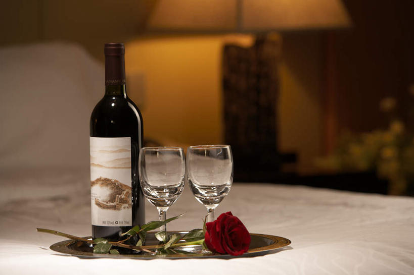 葡萄酒,无人,横图,室内,特写,留白,热情,植物,床,家具,酒店,静物,庆祝,眼镜,液体,食品,酒类,浪漫,餐盘,饮食,酒,酒瓶,花,花朵,饮料,瓶子,容器,摄影,华贵,玻璃杯,彩图,爱,客房服务