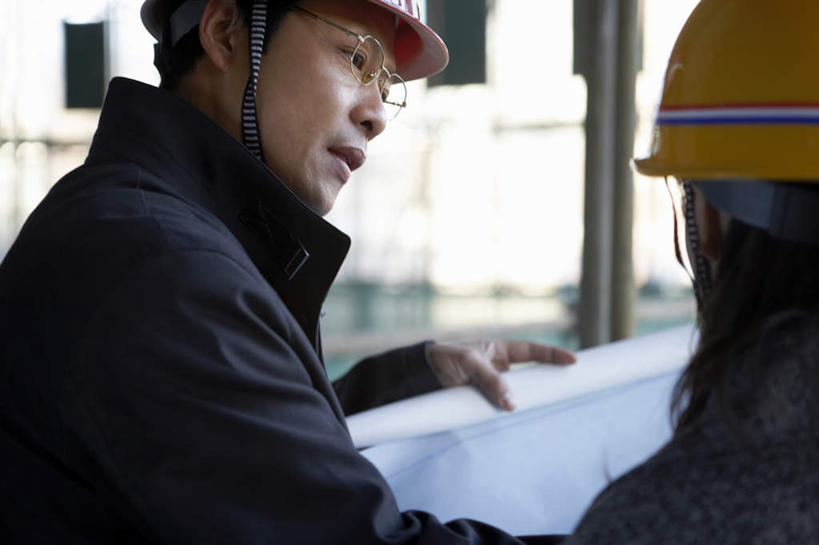 东方人,成年人,中年人,老年人,脸,头,脸颊,两个人,建筑工人,建筑师,横图,室内,特写,白天,侧面,商务,讨论,通讯,兴奋,成功,合作,团队,信心,建筑业,建筑,北京,亚洲,检查,工作,瓷器,拿着,刺激,肩膀,脚手架,背面,安全帽,建筑工地,职业,摄影,工程,专心,合伙,蓝图,渴望,东亚,发展,计划书,贡献,老年男性,男人,男性,年轻女性,女人,女性,亚洲人,中国人,年轻人,头部,脸部,脸蛋,面部,说话,彩图,工业设计师