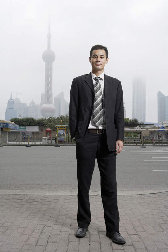 东方人,成年人,中年人,一个人,商务人士,商务男性,停车场,站,微笑,竖图,室外,白天,留白,正面,衬衫,度假,商务,快乐,满意,自由,成功,信心,竞争,建筑业,美景,天际线,雾,车库,城市风光,城市,街道,摩天大楼,上海,亚洲,仅一个男性,仅一个人,仅一个中年男性,捆扎,准备,套装,正装,标志,瓷器,河岸,景观,云,古城,人行道,塔,注视,娱乐,刺激,外滩,观察,看,职业,享受,休闲,景色,放松,活力,力量,想,运输,生活方式,观看,展览,污染,察看,享乐,都市风光,关注,清新,商务装,手插袋,想象,工薪阶层,东亚,千禧穹顶,能力,男人,男性,中年男性,亚洲人,中国人,白领,上班族,插兜,手插兜,彩图,衬衣,欢乐,泊车场,东方明珠塔,手抄兜,苦尽甘来