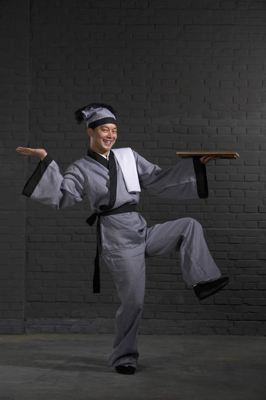 一个人,服务员,笑,微笑,露齿笑,横图,制服,幸福,仅一个男性,仅一个人,表演,准备,餐盘,仅一个年轻男性,灰色,盘子,职业,服务,摄影,幽默,关爱,中国文化,努力,问候,机敏,男人,男性,年轻男性,中国人,年轻人,服务生,侍者,彩图,影棚拍摄,传统服装,传统文化,精力,西汉王朝