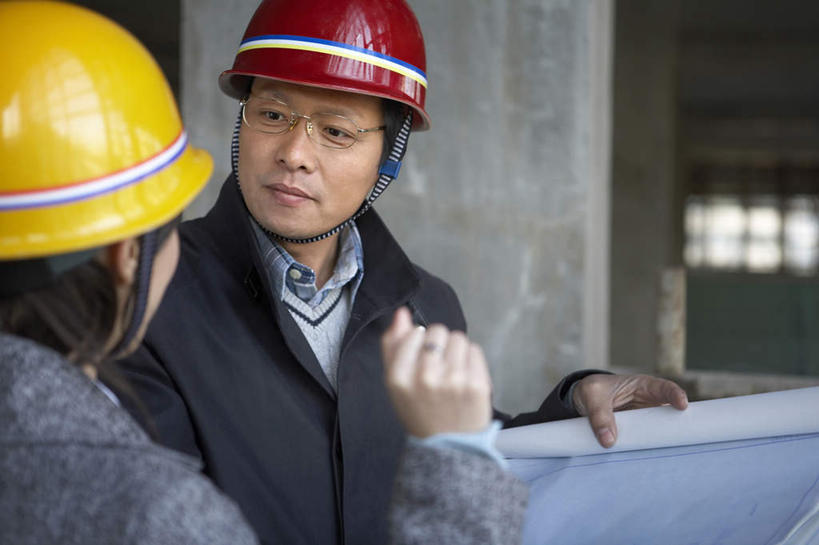 东方人,中年人,老年人,脸,头,脸颊,两个人,商务人士,建筑工人,建筑师,商务男性,商务女性,横图,室内,特写,白天,侧面,衬衫,商务,讨论,通讯,兴奋,成功,合作,团队,信心,建筑业,建筑,北京,亚洲,套装,检查,工作,瓷器,拿着,刺激,肩膀,脚手架,安全帽,建筑工地,职业,面对面,摄影,工程,商务装,合伙,蓝图,工薪阶层,渴望,东亚,发展,计划书,贡献,老年男性,男人,男性,年轻女性,女人,女性,亚洲人,中国人,年轻人,头部,脸部,脸蛋,面部,白领,上班族,说话,彩图,衬衣,工业设计师