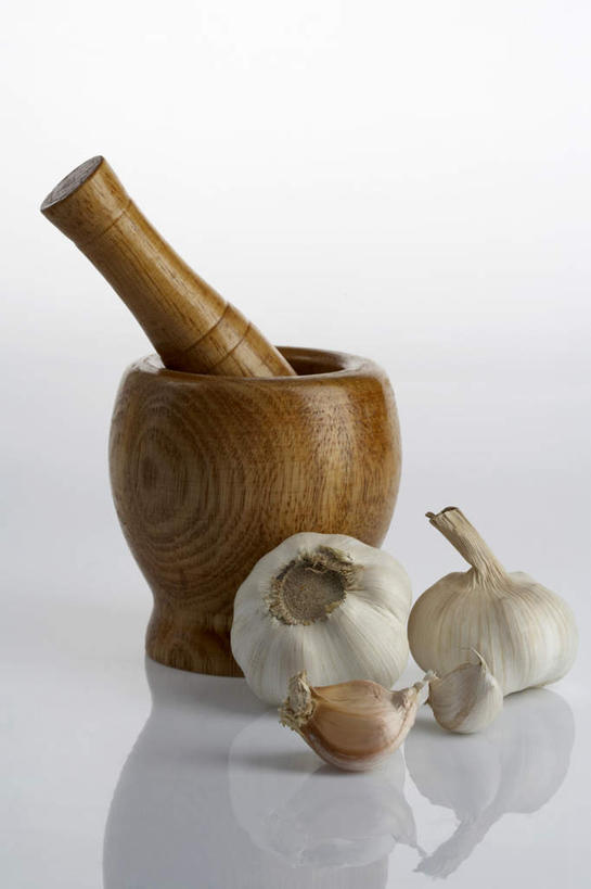 竖图,白色背景,静物,准备,反射,木制,材料,调料,生食,食品,褐色,调味品,设备,传统,饮食,物品,碗,摄影,研磨,简单,清新,研磨器,厨房器具,健康食物,磨光机,丁香,大蒜,烹调,彩图,影棚拍摄,成分