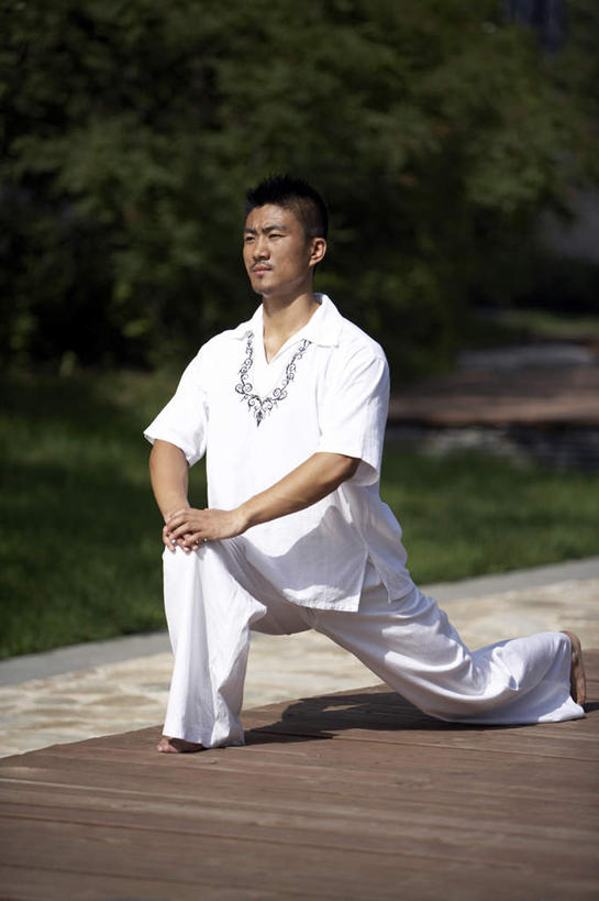 东方人,中年人,一个人,竖图,室外,白天,仅一个男性,仅一个人,仅一个中年男性,休闲装,树,赤脚,瑜珈,摄影,宁静,冥想,专心,灵性,男人,男性,年轻男性,中年男性,中国人,年轻人,休闲活动,彩图,禅宗