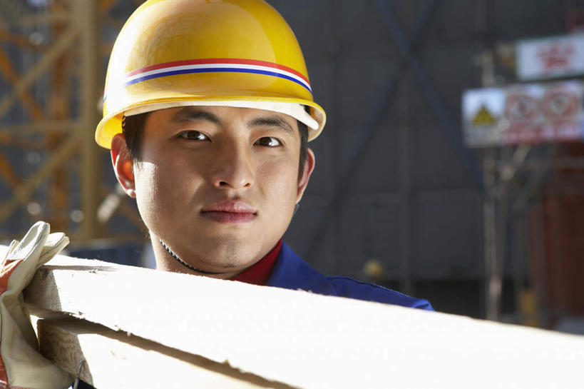 东方人,成年人,中年人,脸,头,脸颊,一个人,建筑工人,站,微笑,横图,室外,特写,白天,正面,商务,兴奋,成功,信心,建筑业,建材,建筑,北京,亚洲,仅一个男性,仅一个人,工作,木制,材料,瓷器,木板,木材,刺激,肩膀,木柴,仅一个年轻男性,安全帽,建筑工地,扛,职业,摄影,建造,木料,保护,工程,运送,渴望,东亚,发展,贡献,危险,男人,男性,年轻男性,年轻女性,中年男性,亚洲人,中国人,年轻人,头部,脸部,脸蛋,面部,彩图,锯木厂