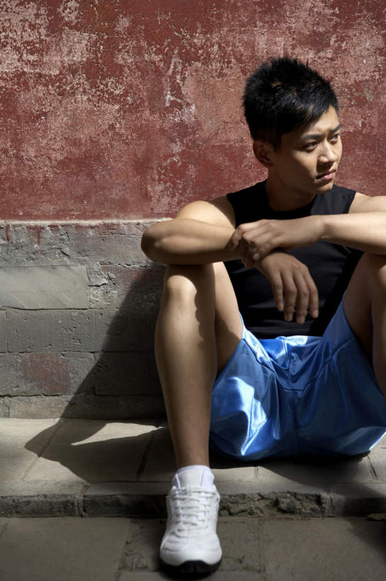 东方人,头发,一个人,坐,竖图,室外,白天,锻炼,运动,仅一个男性,仅一个人,短裤,小路,仅一个年轻男性,黑色,思考,摄影,击败,焦点,男人,男性,年轻男性,中国人,年轻人,休闲活动,彩图