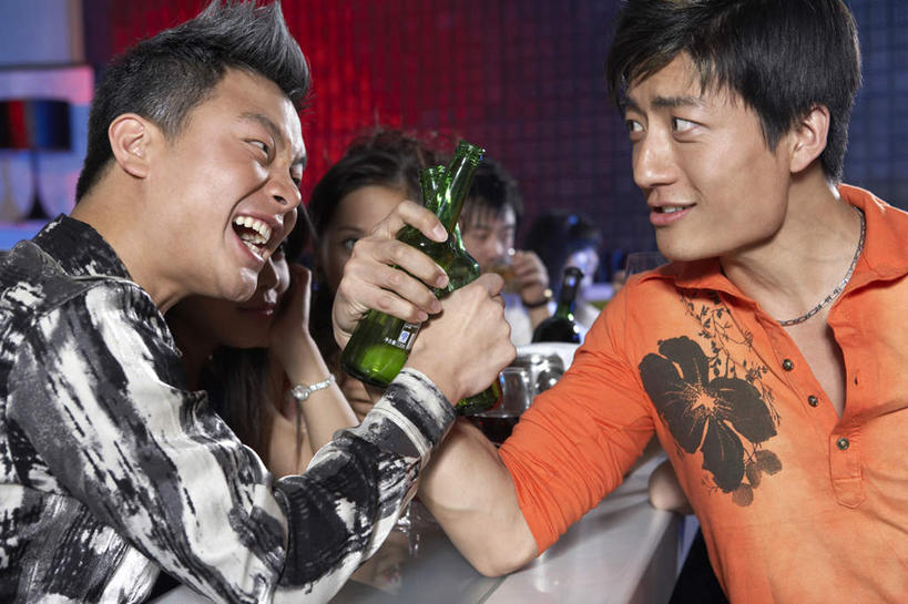 东方人,两个人,酒吧,微笑,横图,室内,夜晚,正面,侧面,聚会,夜生活,友谊,幸福,竞争,北京,亚洲,喝,庆祝,瓷器,聚餐,酒类,娱乐,现代,饮食,酒,饮料,瓶子,张嘴,休闲,面对面,打闹,举杯,摄影,幽默,享乐,肖像,夜总会,进攻,张大嘴巴,东亚,年轻男性,亚洲人,中国人,年轻人,张开嘴,半身,彩图,精力,比尔
