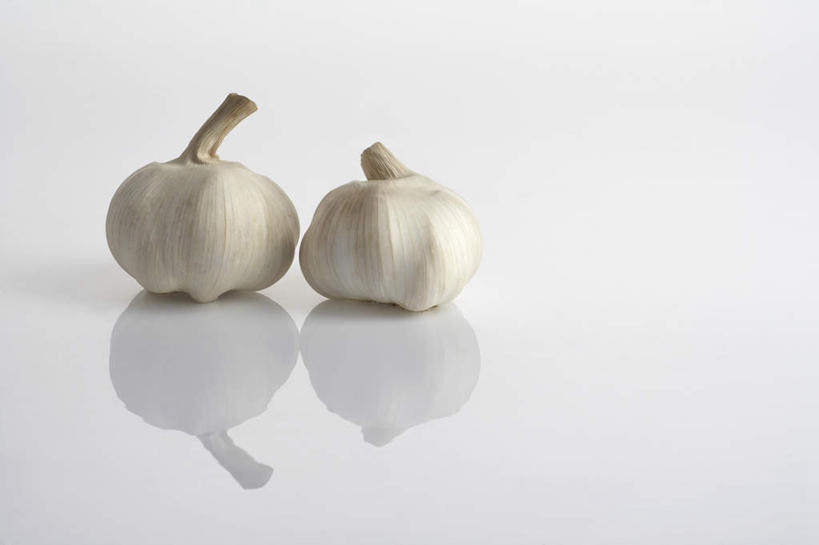 横图,留白,白色背景,并排,反射,调料,生食,食品,调味品,饮食,两个,摄影,简单,清新,健康食物,丁香,大蒜,彩图,影棚拍摄,成分