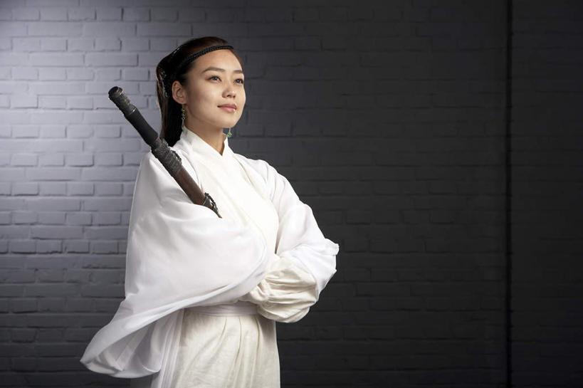 东方人,成年人,一个人,站,微笑,横图,室内,正面,信心,武术,中国,仅一个女性,传统,古代,武器,力量,摄影,敬礼,剑,武士,中国文化,东亚,忠诚,英雄,古代文明,能力,年轻女性,女性,亚洲人,中国人,年轻人,仰头,彩图,影棚拍摄,传统服装,传统文化,韧性