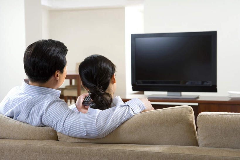 东方人,成年人,中年人,老年人,脸,头,脸颊,两个人,家庭,夫妻,坐,横图,室内,爱情,技术,家具,沙发,北京,中国,亚洲,并排,公寓,浪漫,拿着,肩膀,背面,遥控器,舒服,温暖,温馨,一家人,恩爱,放松,搭,恋人,摄影,观看,和睦,起居室,搭着,东亚,异性恋,老年男性,男人,男性,年轻男性,年轻女性,女人,女性,亚洲人,中国人,年轻人,头部,脸部,脸蛋,面部,夫妇,情侣,电视机,休闲活动,拥抱,彩图,伴侣,融洽,宽屏