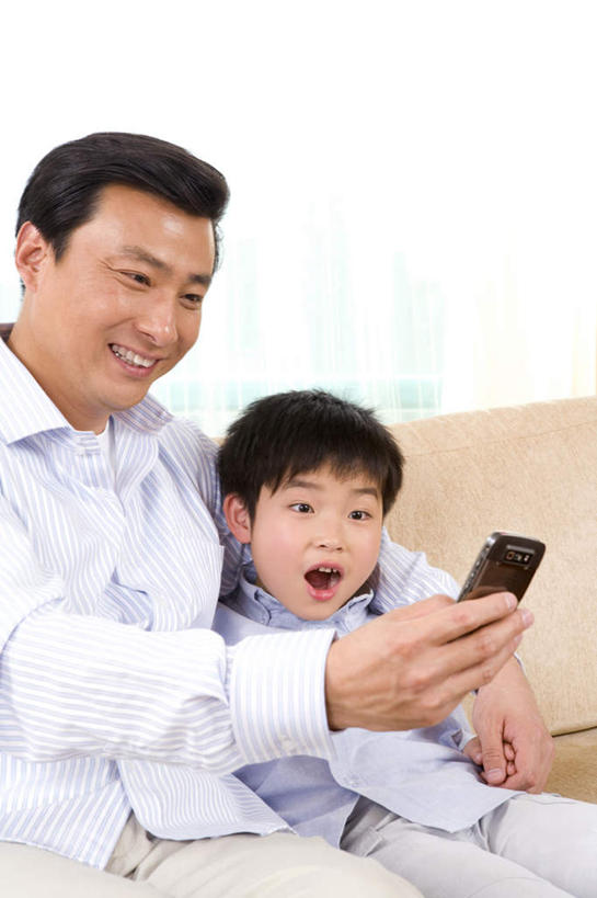 东方人,儿童,成年人,中年人,老年人,脸,头,脸颊,两个人,家庭,父母,父亲,女儿,儿子,坐,竖图,室内,白天,正面,通讯,幸福,纯洁,分享,技术,沙发,手机,北京,中国,亚洲,连接,联系,拿着,肩膀,小孩,温暖,温馨,一家人,可爱,童年,童趣,搭,摄影,生长,保护,和睦,起居室,享乐,搭着,关爱,童真,东亚,烂漫,无邪,天真,老年男性,男孩,男人,男性,亚洲人,中国人,孩子,年轻人,头部,脸部,脸蛋,面部,彩图,爱,融洽,好奇心