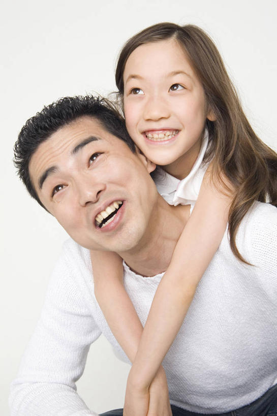 东方人,儿童,背,家庭,父母,父亲,女儿,笑,微笑,室内,白色背景,友谊,纯洁,小孩,背着,温暖,温馨,一家人,可爱,童年,童趣,生活方式,明亮,和睦,运送,童真,烂漫,无邪,背负,天真,亚洲人,孩子,彩图,影棚拍摄,融洽