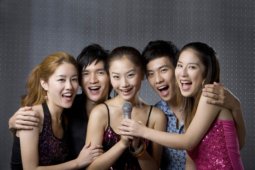 东方人,成年人,站,笑,微笑,露齿笑,夜晚,正面,时尚,夜生活,友谊,热情,信心,五个人,连接,音乐,休闲装,休闲,活力,美女,生活方式,ktv包厢,包厢,唱,麦克风,酷,肖像,歌厅,包房,ktv包房,男人,男性,年轻男性,年轻女性,女人,女性,亚洲人,中国人,年轻人,休闲活动,歌手,半身,彩图,影棚拍摄,卡拉ok,美人,流行音乐