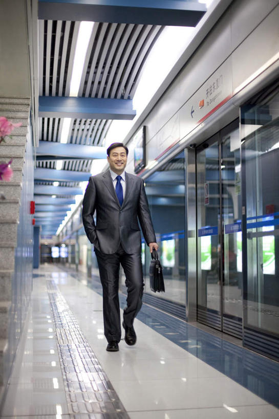 东方人,成年人,中年人,老年人,一个人,商务人士,商务男性,笑,微笑,露齿笑,竖图,室内,正面,衬衫,商务,快乐,信心,车站,玻璃,北京,中国,亚洲,仅一个男性,仅一个人,仅一个中年男性,行人,游客,游人,套装,材料,公文包,地铁站,公共交通,拿着,现代,路人,旅客,职业,运输,摄影,生活方式,商务装,手插袋,工薪阶层,东亚,过客,老年男性,男人,男性,中年男性,亚洲人,中国人,白领,上班族,步行,插兜,手插兜,彩图,衬衣,旅行,手抄兜,例行公事