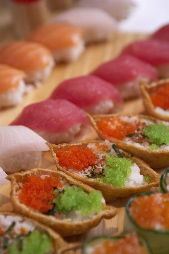 三文鱼,寿司,鱼子酱,无人,竖图,室内,特写,黄瓜,北京,中国,亚洲,丰富,日本文化,木制,虾,鱼肉,日本料理,食品,饮食,摄影,清新,东亚,健康食物,海产,彩图