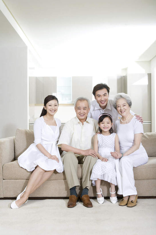 东方人,儿童,老年人,家庭,母亲,父亲,女儿,祖母,祖父,家,笑,微笑,露齿笑,竖图,室内,白天,正面,衬衫,快乐,纯洁,厨房,沙发,北京 ...