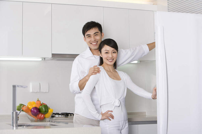 东方人,成年人,两个人,家庭,夫妻,站,笑,微笑,露齿笑,横图,竖图,室内,白天,留白,正面,爱情,快乐,厨房,门,亚洲,瓷器,冰箱,公寓,食品,饮品,浪漫,休闲装,饮食,食物,饮料,社区,温暖,温馨,一家人,恩爱,搭,恋人,生活方式,家庭妇女,和睦,搭着,可口,清新,东亚,健康食物,北京市,适口,异性恋,无忧无虑,男人,男性,年轻男性,年轻女性,女人,女性,亚洲人,中国人,年轻人,夫妇,情侣,半身,彩图,爱,灶间,伴侣,融洽,商用厨房