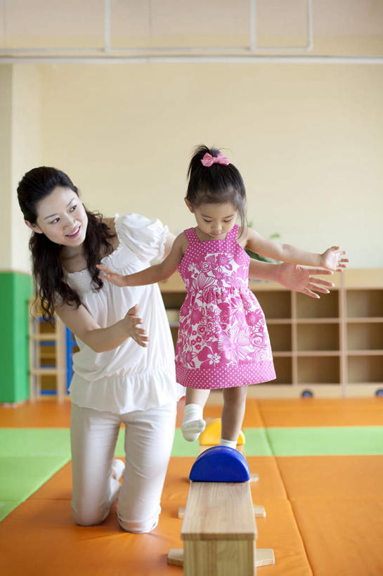 东方人,儿童,中年人,两个人,家庭,父母,母亲,女儿,导游,笑,微笑,露齿笑,竖图,室内,正面,纯洁,玩具,中国,亚洲,连接,毯子,教育,休闲装,小孩,瑜伽垫,垫子,社区,教,温暖,温馨,一家人,可爱,童年,童趣,幼儿园,横梁,生长,协助,和睦,专心,知识,享乐,愉悦,关爱,瑜伽毯,童真,东亚,烂漫,无邪,发展,北京市,横杆,天真,女孩,女性,中年女性,亚洲人,中国人,孩子,步行,跪着,张开手臂,彩图,爱,欢乐,融洽,安全气垫