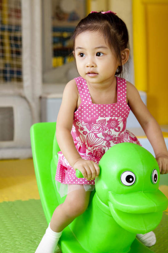 东方人,儿童,一个人,坐,竖图,室内,正面,纯洁,玩具,中国,亚洲,仅一个女性,仅一个人,休闲装,小孩,骑,仅一个小孩,可爱,童年,童趣,幼儿园,愉悦,童真,东亚,烂漫,无邪,北京市,天真,女孩,女人,女性,亚洲人,中国人,孩子,彩图,欢乐,女生