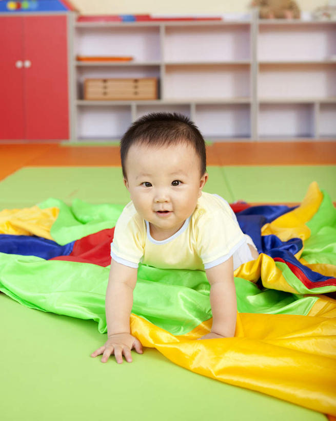 东方人,婴儿,儿童,一个人,微笑,竖图,室内,正面,快乐,纯洁,中国,亚洲,仅一个人,毯子,教育,休闲装,小孩,瑜伽垫,垫子,爬,可爱,童年,童趣,幼儿园,活泼,生长,愉悦,宝宝,瑜伽毯,童真,东亚,纯真,烂漫,无邪,发展,北京市,伶俐,天真,亚洲人,中国人,孩子,半身,彩图,好奇心,安全气垫