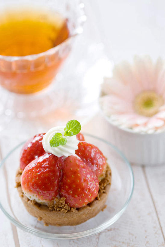 点心,无人,竖图,俯视,室内,草莓,静物,盛开,薄荷,美味,食品,甜点,甜品,花蕾,饮食,雏菊,花,花瓣,花朵,鲜花,食物,糕点,三个,一朵,盘子,甜食,花苞,花蕊,简单,草本,清新,蛋塔,茶杯,高角度拍摄,装饰菜,生奶油,草莓塔