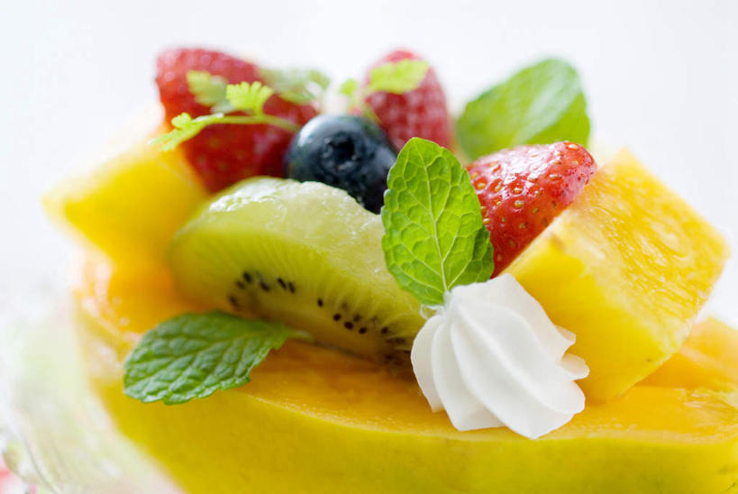 点心,面包,无人,横图,室内,白色背景,草莓,蓝莓,芒果,静物,水果,叶子,切开,薄荷,食品,面点,吐司,水果沙拉,饮食,食物,糕点,切,摄影,影棚,法式面包,简单,草本,清新,摄影棚,剖面,吐司面包,切面,健康食物,彩图,影棚拍摄,拍摄,多士,听型面包,装饰菜,生奶油