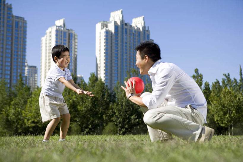 东方人,儿童,两个人,家庭,父母,父亲,儿子,蹲,笑,微笑,露齿笑,横图,竖图,室外,白天,侧面,游戏,快乐,兴奋,自由,纯洁,草地,建筑,玩具,中国,亚洲,连接,庭院,田地,公寓,拿着,刺激,草,树,小孩,停车,红色,蓝色,绿色,白色,天空,自然,社区,球体,温暖,温馨,父子,一家人,面对面,可爱,同意,童年,童趣,生活方式,接,和睦,享乐,愉悦,越过,都市风光,关爱,童真,东亚,烂漫,无邪,万里无云,北京市,无忧无虑,天真,铁饼,男孩,男性,年轻男性,亚洲人,中国人,孩子,年轻人,秋天,休闲活动,彩图,爱,融洽,居住区,挨着