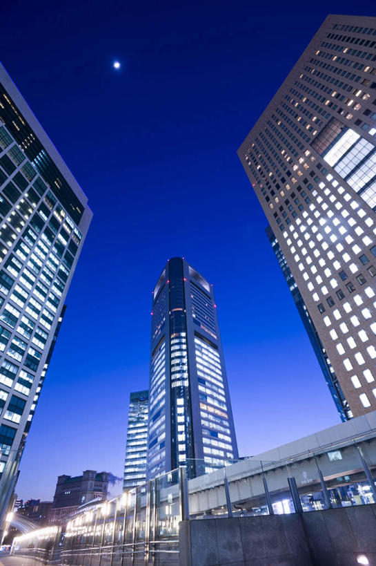 无人,竖图,室外,留白,仰视,商务,城市,建筑,摩天大楼,现代,天空,黄昏,摄影,上升,照亮,渴望,万里无云,彩图,低角度拍摄