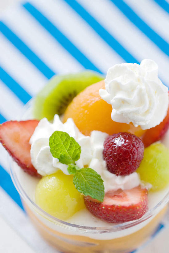 点心,面包,无人,竖图,俯视,留白,草莓,静物,水果,叶子,切开,薄荷,食品,面点,吐司,水果沙拉,饮食,食物,糕点,餐巾,碗,覆盆子,切,桃,摄影,影棚,法式面包,简单,草本,清新,摄影棚,横截面,剖面,吐司面包,切面,健康食物,高角度拍摄,影棚拍摄,拍摄,多士,听型面包,装饰菜,生奶油