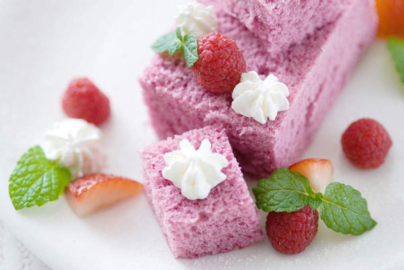 点心,无人,横图,俯视,烘焙,草莓,静物,叶子,薄荷,食品,甜点,甜品,饮食,食物,糕点,盘子,甜食,覆盆子,摄影,简单,草本,清新,彩图,高角度拍摄,装饰菜,蛋糕,生奶油