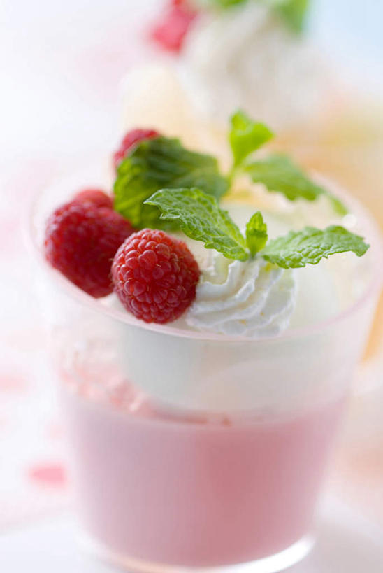 点心,无人,竖图,特写,静物,叶子,薄荷,食品,甜点,甜品,杯,饮食,食物,糕点,甜食,覆盆子,摄影,简单,草本,清新,玻璃杯,彩图,装饰菜,生奶油