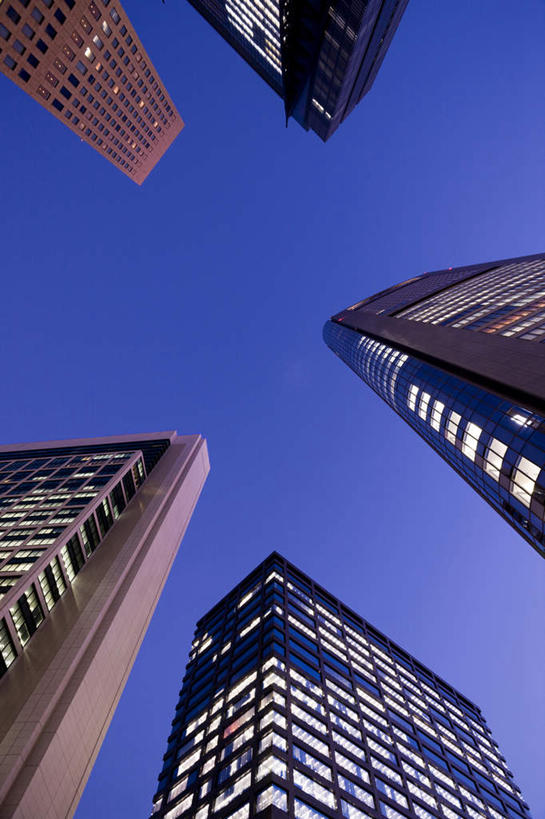 无人,竖图,室外,留白,仰视,商务,城市,建筑,摩天大楼,现代,天空,黄昏,摄影,上升,照亮,渴望,万里无云,彩图,低角度拍摄