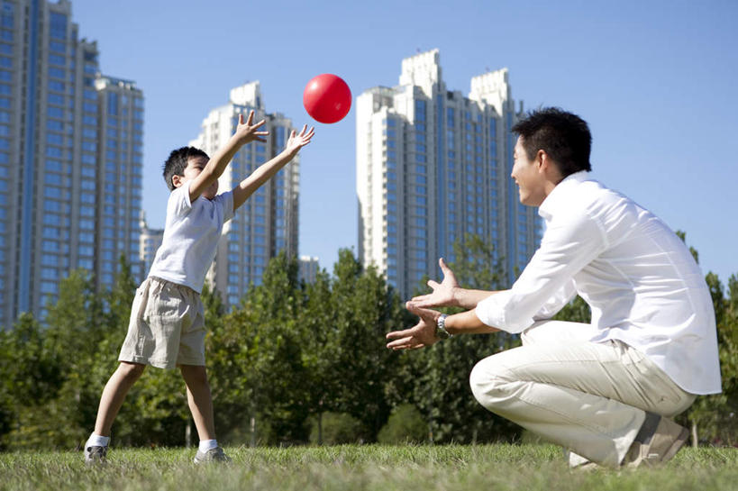 东方人,儿童,两个人,家庭,父母,父亲,儿子,笑,微笑,露齿笑,横图,竖图,室外,白天,留白,侧面,游戏,快乐,兴奋,自由,纯洁,草地,草原,建筑,玩具,中国,亚洲,连接,庭院,田地,半空,刺激,草,树,小孩,停车,红色,蓝色,绿色,白色,天空,自然,社区,春天,休闲,球体,温暖,温馨,父子,一家人,面对面,季节,可爱,童年,童趣,生活方式,接,和睦,享乐,愉悦,越过,关爱,童真,东亚,烂漫,无邪,万里无云,北京市,无忧无虑,天真,铁饼,男孩,男性,年轻男性,亚洲人,中国人,孩子,年轻人,休闲活动,彩图,爱,融洽,挨着