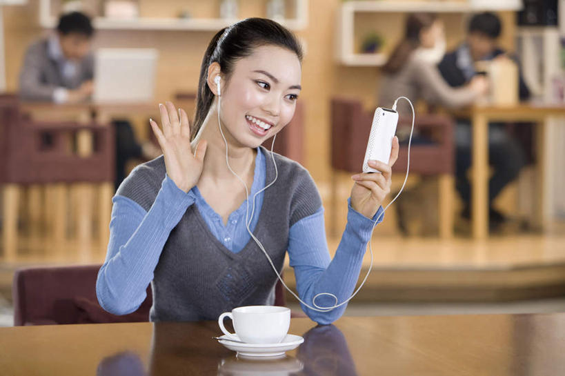 咖啡,东方人,成年人,脸,头,脸颊,四个人,举,笑,微笑,露齿笑,横图,室内,陶醉,快乐,技术,桌子,手机,亚洲,瓷器,咖啡杯,音乐,听,音乐播放器,挥手,拿着,休闲装,饮食,刺激,肩膀,耳机,随身听,托,享受,休闲,放松,生活方式,享乐,都市风光,问候,MP3播放器,智能手机,视频会议,东亚,放音设备,北京市,无忧无虑,男人,男性,年轻男性,年轻女性,女人,女性,亚洲人,中国人,年轻人,头部,脸部,脸蛋,面部,休闲活动,举起,举手,举着,向上举,向上伸,向上托,彩图,欢乐,咖啡馆,播放器,沉醉