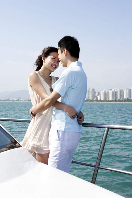 东方人,两个人,夫妻,丈夫,妻子,站,笑,微笑,露齿笑,竖图,室外,白天,留白,侧面,爱情,锻炼,度假,快乐,自由,友谊,幸福,旅途,比赛,运动,竞争,海洋,水,船,三亚,日光,中国,亚洲,连接,短裤,地平线,海岸线,水平线,游艇,浪漫,联系,休闲装,娱乐,蓝色,风景,天空,夏天,亲昵,休闲,舒服,面对面,短袖,恩爱,放松,搭,约会,财富,运输,恋人,生活方式,宁静,甲板,高雅,酷,舒适,享乐,体育运动,搭着,华贵,肖像,东亚,海南岛,万里无云,异性恋,无忧无虑,清水市,体育,男人,男性,年轻男性,年轻女性,女人,女性,亚洲人,中国人,年轻人,夫妇,情侣,休闲活动,拥抱,健身,旅行,爱,欢乐,伴侣,太阳裙,挨着