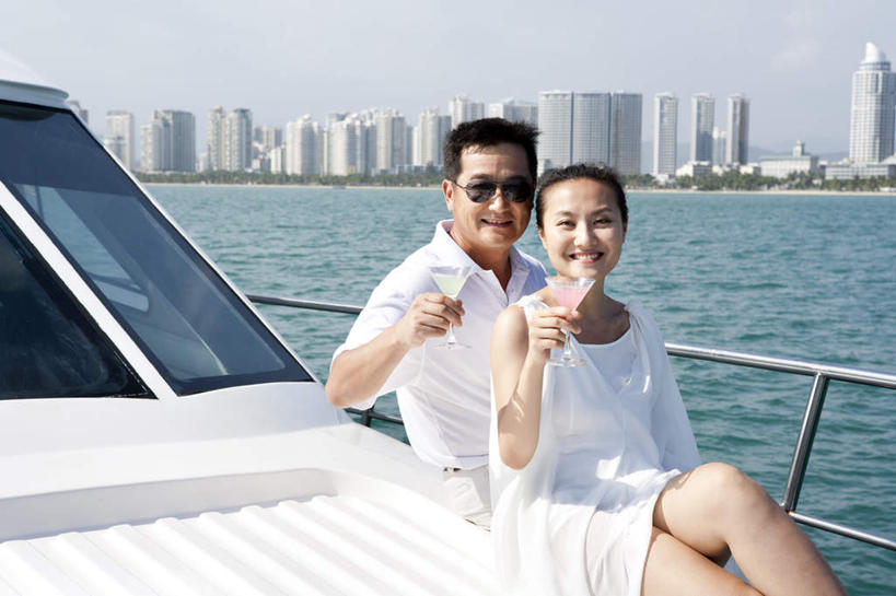 东方人,中年人,老年人,两个人,丈夫,妻子,坐,笑,微笑,露齿笑,横图,室外,白天,正面,锻炼,度假,快乐,自由,友谊,幸福,旅途,比赛,运动,竞争,海洋,水,船,三亚,日光,亚洲,喝,连接,瓷器,地平线,海岸线,水平线,游艇,酒类,浪漫,联系,拿着,休闲装,娱乐,酒,饮料,蓝色,风景,天空,太阳镜,夏天,亲昵,张嘴,休闲,舒服,短袖,放松,举杯,约会,财富,运输,生活方式,甲板,高雅,酷,舒适,享乐,体育运动,华贵,肖像,张大嘴巴,东亚,马提尼,海南岛,万里无云,异性恋,无忧无虑,清水市,体育,马提尼酒杯,老年男性,男人,男性,年轻女性,女人,女性,亚洲人,中国人,年轻人,张开嘴,休闲活动,健身,旅行,爱,欢乐,伴侣,太阳裙,挨着