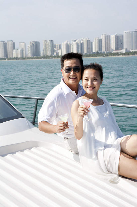 东方人,中年人,老年人,两个人,丈夫,妻子,坐,笑,微笑,露齿笑,竖图,室外,白天,留白,正面,锻炼,度假,快乐,自由,友谊,幸福,旅途,比赛,运动,竞争,海洋,水,船,三亚,日光,亚洲,喝,连接,瓷器,地平线,海岸线,水平线,游艇,酒类,浪漫,联系,拿着,休闲装,娱乐,酒,饮料,蓝色,风景,天空,太阳镜,夏天,靠,靠着,亲昵,张嘴,休闲,舒服,短袖,放松,举杯,约会,财富,运输,生活方式,甲板,高雅,酷,舒适,享乐,体育运动,华贵,肖像,张大嘴巴,东亚,马提尼,海南岛,万里无云,异性恋,无忧无虑,清水市,体育,马提尼酒杯,老年男性,男人,男性,年轻女性,女人,女性,亚洲人,中国人,年轻人,张开嘴,休闲活动,健身,旅行,爱,欢乐,伴侣,太阳裙,挨着