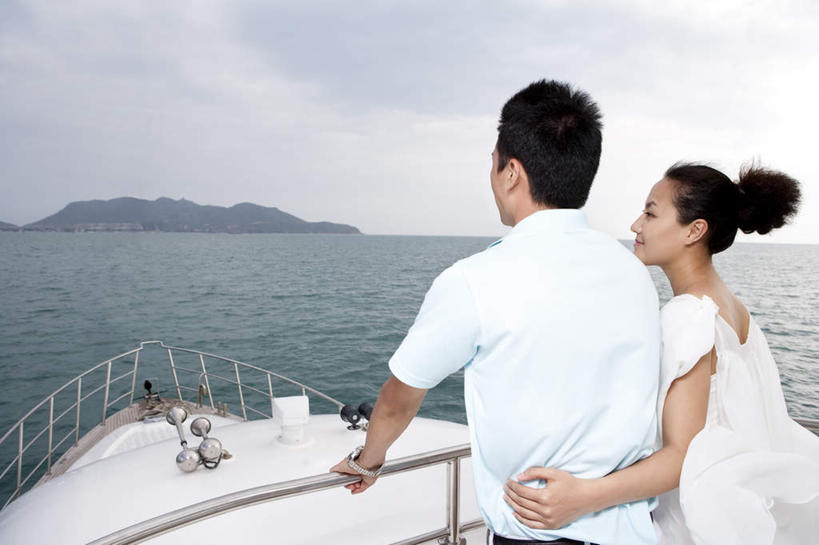 东方人,两个人,夫妻,丈夫,妻子,栏杆,站,微笑,横图,室外,白天,爱情,锻炼,度假,快乐,自由,友谊,旅途,比赛,运动,竞争,海洋,山,水,船,三亚,日光,亚洲,连接,瓷器,地平线,海岸线,水平线,云,游艇,浪漫,联系,休闲装,娱乐,背面,蓝色,风景,夏天,亲昵,休闲,舒服,短袖,恩爱,放松,搭,约会,财富,运输,恋人,生活方式,宁静,甲板,高雅,酷,舒适,享乐,体育运动,搭着,华贵,东亚,海南岛,异性恋,无忧无虑,清水市,体育,男人,男性,年轻男性,年轻女性,女人,女性,亚洲人,中国人,年轻人,夫妇,情侣,休闲活动,触摸,半身,健身,旅行,爱,欢乐,伴侣,太阳裙,挨着