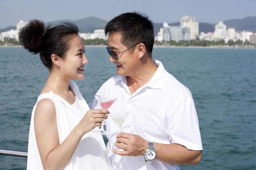 东方人,中年人,老年人,两个人,丈夫,妻子,站,笑,微笑,露齿笑,横图,室外,白天,正面,锻炼,度假,快乐,自由,友谊,幸福,旅途,比赛,运动,竞争,海洋,山,水,船,三亚,日光,亚洲,喝,连接,并排,瓷器,地平线,海岸线,水平线,游艇,酒类,浪漫,联系,拿着,休闲装,娱乐,酒,饮料,蓝色,风景,天空,太阳镜,夏天,亲昵,休闲,舒服,面对面,短袖,放松,举杯,约会,财富,运输,生活方式,甲板,高雅,酷,舒适,享乐,体育运动,华贵,肖像,东亚,马提尼,海南岛,万里无云,异性恋,无忧无虑,清水市,体育,马提尼酒杯,老年男性,男人,男性,年轻女性,女人,女性,亚洲人,中国人,年轻人,休闲活动,半身,健身,旅行,爱,欢乐,伴侣,太阳裙,挨着