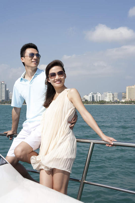 东方人,两个人,夫妻,丈夫,妻子,站,坐,笑,微笑,露齿笑,竖图,室外,白天,正面,爱情,锻炼,度假,快乐,自由,友谊,幸福,旅途,比赛,运动,竞争,海洋,水,船,三亚,日光,亚洲,连接,短裤,并排,瓷器,地平线,海岸线,水平线,游艇,浪漫,联系,休闲装,娱乐,蓝色,风景,天空,太阳镜,夏天,靠,靠着,亲昵,休闲,舒服,短袖,恩爱,放松,搭,约会,财富,运输,恋人,生活方式,宁静,甲板,高雅,酷,舒适,享乐,体育运动,搭着,华贵,肖像,东亚,海南岛,万里无云,异性恋,无忧无虑,清水市,体育,男人,男性,年轻男性,年轻女性,女人,女性,亚洲人,中国人,年轻人,夫妇,情侣,休闲活动,触摸,健身,旅行,爱,欢乐,伴侣,太阳裙,挨着