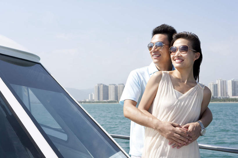 东方人,两个人,夫妻,丈夫,妻子,站,笑,微笑,露齿笑,横图,室外,白天,正面,爱情,锻炼,度假,快乐,自由,友谊,幸福,旅途,比赛,运动,竞争,海洋,水,船,三亚,日光,中国,亚洲,连接,地平线,海岸线,水平线,游艇,浪漫,联系,休闲装,娱乐,刺激,蓝色,风景,天空,太阳镜,夏天,亲昵,休闲,舒服,短袖,恩爱,放松,搭,约会,财富,运输,恋人,生活方式,宁静,甲板,高雅,酷,舒适,享乐,体育运动,搭着,华贵,肖像,东亚,海南岛,万里无云,异性恋,无忧无虑,清水市,体育,男人,男性,年轻男性,年轻女性,女人,女性,亚洲人,中国人,年轻人,夫妇,情侣,休闲活动,手牵手,拥抱,半身,健身,旅行,爱,欢乐,伴侣,太阳裙,挨着