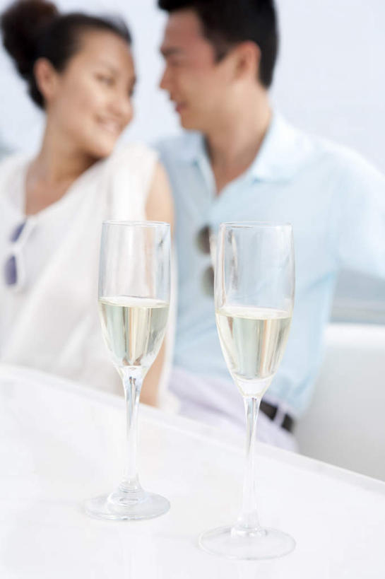 东方人,两个人,夫妻,丈夫,妻子,栏杆,坐,微笑,竖图,室外,白天,正面,爱情,锻炼,度假,快乐,自由,友谊,幸福,旅途,比赛,运动,竞争,海洋,水,桌子,船,三亚,日光,亚洲,喝,连接,短裤,庆祝,瓷器,游艇,酒类,浪漫,联系,休闲装,娱乐,酒,饮料,风景,香槟,夏天,亲昵,休闲,舒服,面对面,短袖,恩爱,放松,约会,财富,运输,恋人,生活方式,宁静,甲板,高雅,酷,舒适,享乐,体育运动,华贵,香槟杯,东亚,海南岛,异性恋,无忧无虑,体育,男人,男性,年轻男性,年轻女性,女人,女性,亚洲人,中国人,年轻人,夫妇,情侣,休闲活动,半身,健身,旅行,爱,欢乐,伴侣,太阳裙,挨着