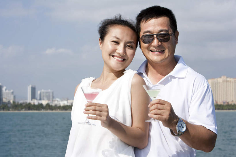 东方人,中年人,老年人,两个人,丈夫,妻子,站,笑,微笑,露齿笑,横图,室外,白天,留白,正面,锻炼,度假,快乐,自由,友谊,幸福,旅途,比赛,运动,竞争,海洋,水,船,三亚,日光,亚洲,喝,连接,并排,瓷器,地平线,海岸线,水平线,游艇,酒类,浪漫,联系,拿着,休闲装,娱乐,酒,饮料,蓝色,风景,天空,太阳镜,夏天,亲昵,休闲,舒服,短袖,放松,举杯,约会,财富,运输,生活方式,甲板,高雅,酷,舒适,享乐,体育运动,华贵,肖像,东亚,马提尼,海南岛,万里无云,异性恋,无忧无虑,清水市,体育,马提尼酒杯,老年男性,男人,男性,年轻女性,女人,女性,亚洲人,中国人,年轻人,休闲活动,半身,健身,旅行,爱,欢乐,伴侣,太阳裙,挨着