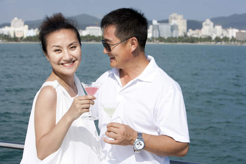 东方人,中年人,老年人,两个人,丈夫,妻子,站,笑,微笑,露齿笑,横图,室外,白天,正面,锻炼,度假,快乐,自由,友谊,幸福,旅途,比赛,运动,竞争,海洋,山,水,船,三亚,日光,中国,亚洲,喝,连接,并排,地平线,海岸线,水平线,游艇,酒类,浪漫,联系,拿着,休闲装,娱乐,酒,饮料,蓝色,风景,天空,太阳镜,夏天,亲昵,休闲,舒服,面对面,短袖,放松,举杯,约会,财富,运输,生活方式,甲板,高雅,酷,舒适,享乐,体育运动,华贵,肖像,东亚,马提尼,海南岛,万里无云,异性恋,无忧无虑,清水市,体育,马提尼酒杯,老年男性,男人,男性,年轻女性,女人,女性,亚洲人,中国人,年轻人,休闲活动,半身,健身,旅行,爱,欢乐,伴侣,太阳裙,挨着